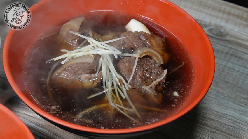 新北市板橋區【 板橋滷肉飯天花板 】油脂香甜的黑金滷肉淋在顆粒分明的白飯上，好吃的程度絕對是我心中前三名的滷肉飯