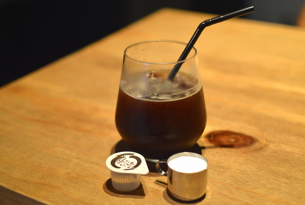 TAKE OUT burger & cafe： W小姐旅行畫報/ 台北｜食記 Take Out工業風美式餐廳 一手吃美味蟹堡 一手喝精釀啤酒 手工創意漢堡 酥炸軟殼蟹整隻漢堡包