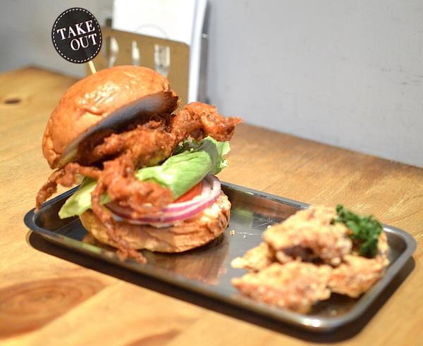 TAKE OUT burger & cafe： W小姐旅行畫報/ 台北｜食記 Take Out工業風美式餐廳 一手吃美味蟹堡 一手喝精釀啤酒 手工創意漢堡 酥炸軟殼蟹整隻漢堡包