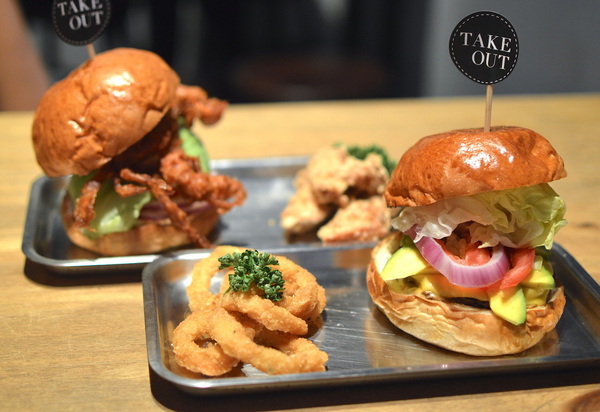 TAKE OUT burger & cafe： W小姐旅行畫報/ 台北｜食記 Take Out工業風美式餐廳 一手吃美味蟹堡 一手喝精釀啤酒 手工創意漢堡 酥炸軟殼蟹整隻漢堡包