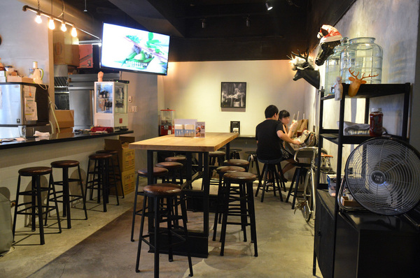 TAKE OUT burger & cafe： W小姐旅行畫報/ 台北｜食記 Take Out工業風美式餐廳 一手吃美味蟹堡 一手喝精釀啤酒 手工創意漢堡 酥炸軟殼蟹整隻漢堡包