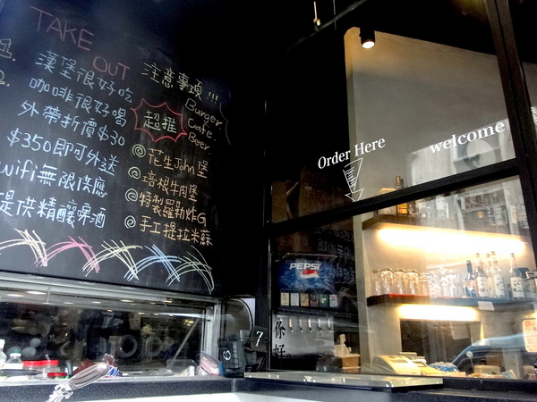 TAKE OUT burger & cafe： W小姐旅行畫報/ 台北｜食記 Take Out工業風美式餐廳 一手吃美味蟹堡 一手喝精釀啤酒 手工創意漢堡 酥炸軟殼蟹整隻漢堡包