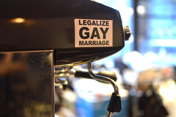 TAKE OUT burger & cafe： W小姐旅行畫報/ 台北｜食記 Take Out工業風美式餐廳 一手吃美味蟹堡 一手喝精釀啤酒 手工創意漢堡 酥炸軟殼蟹整隻漢堡包