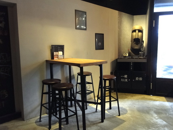 TAKE OUT burger & cafe： W小姐旅行畫報/ 台北｜食記 Take Out工業風美式餐廳 一手吃美味蟹堡 一手喝精釀啤酒 手工創意漢堡 酥炸軟殼蟹整隻漢堡包