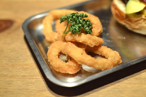 TAKE OUT burger & cafe： W小姐旅行畫報/ 台北｜食記 Take Out工業風美式餐廳 一手吃美味蟹堡 一手喝精釀啤酒 手工創意漢堡 酥炸軟殼蟹整隻漢堡包