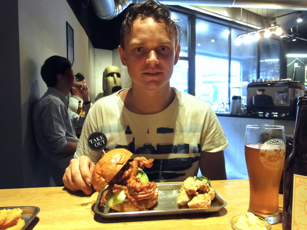 TAKE OUT burger & cafe： W小姐旅行畫報/ 台北｜食記 Take Out工業風美式餐廳 一手吃美味蟹堡 一手喝精釀啤酒 手工創意漢堡 酥炸軟殼蟹整隻漢堡包