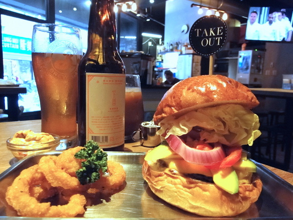 TAKE OUT burger & cafe： W小姐旅行畫報/ 台北｜食記 Take Out工業風美式餐廳 一手吃美味蟹堡 一手喝精釀啤酒 手工創意漢堡 酥炸軟殼蟹整隻漢堡包