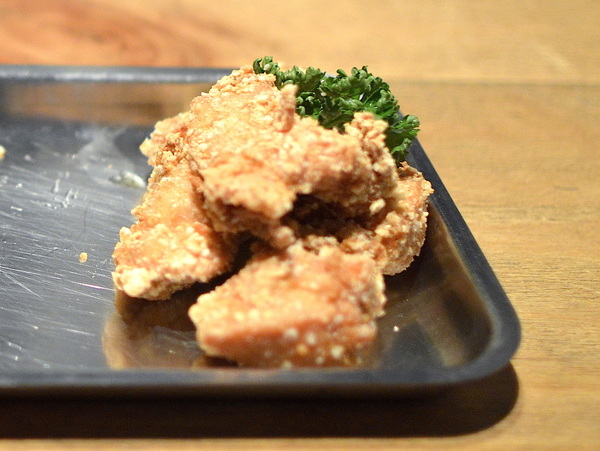 TAKE OUT burger & cafe： W小姐旅行畫報/ 台北｜食記 Take Out工業風美式餐廳 一手吃美味蟹堡 一手喝精釀啤酒 手工創意漢堡 酥炸軟殼蟹整隻漢堡包