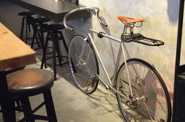 TAKE OUT burger & cafe： W小姐旅行畫報/ 台北｜食記 Take Out工業風美式餐廳 一手吃美味蟹堡 一手喝精釀啤酒 手工創意漢堡 酥炸軟殼蟹整隻漢堡包