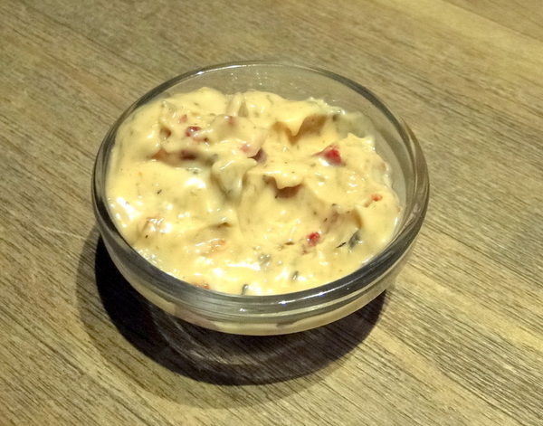 TAKE OUT burger & cafe： W小姐旅行畫報/ 台北｜食記 Take Out工業風美式餐廳 一手吃美味蟹堡 一手喝精釀啤酒 手工創意漢堡 酥炸軟殼蟹整隻漢堡包