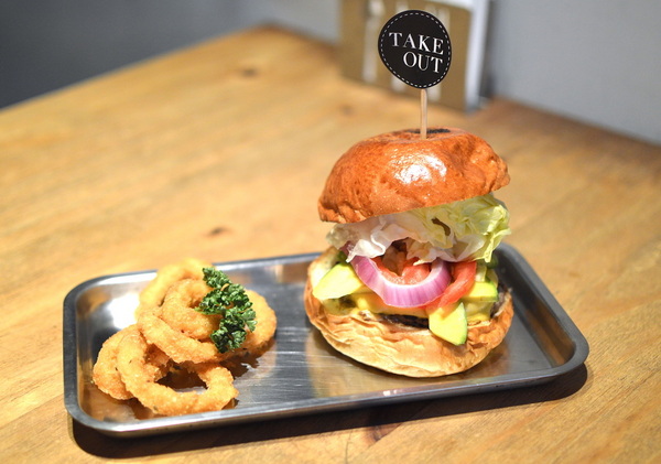 TAKE OUT burger & cafe： W小姐旅行畫報/ 台北｜食記 Take Out工業風美式餐廳 一手吃美味蟹堡 一手喝精釀啤酒 手工創意漢堡 酥炸軟殼蟹整隻漢堡包