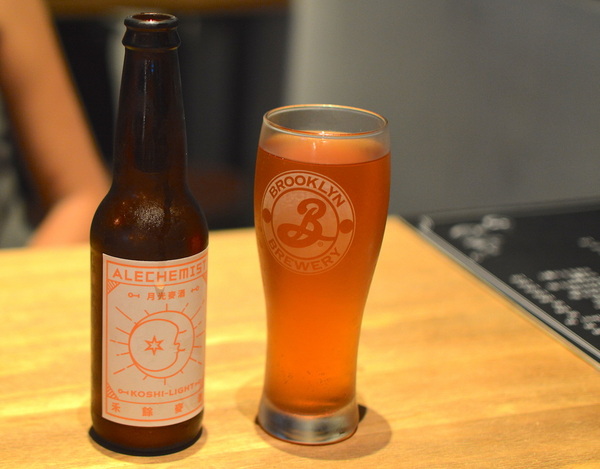 TAKE OUT burger & cafe： W小姐旅行畫報/ 台北｜食記 Take Out工業風美式餐廳 一手吃美味蟹堡 一手喝精釀啤酒 手工創意漢堡 酥炸軟殼蟹整隻漢堡包