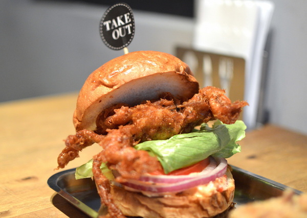 TAKE OUT burger & cafe： W小姐旅行畫報/ 台北｜食記 Take Out工業風美式餐廳 一手吃美味蟹堡 一手喝精釀啤酒 手工創意漢堡 酥炸軟殼蟹整隻漢堡包