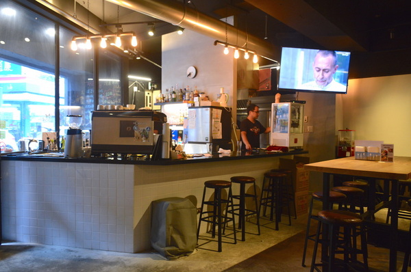 TAKE OUT burger & cafe： W小姐旅行畫報/ 台北｜食記 Take Out工業風美式餐廳 一手吃美味蟹堡 一手喝精釀啤酒 手工創意漢堡 酥炸軟殼蟹整隻漢堡包