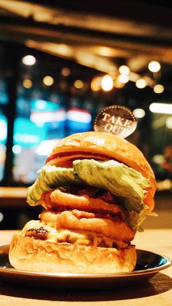 TAKE OUT burger & cafe：Take out Burger&Cafe│百元特製漢堡│CP值破表美式餐廳│捷運六張犁站臨近通化夜市