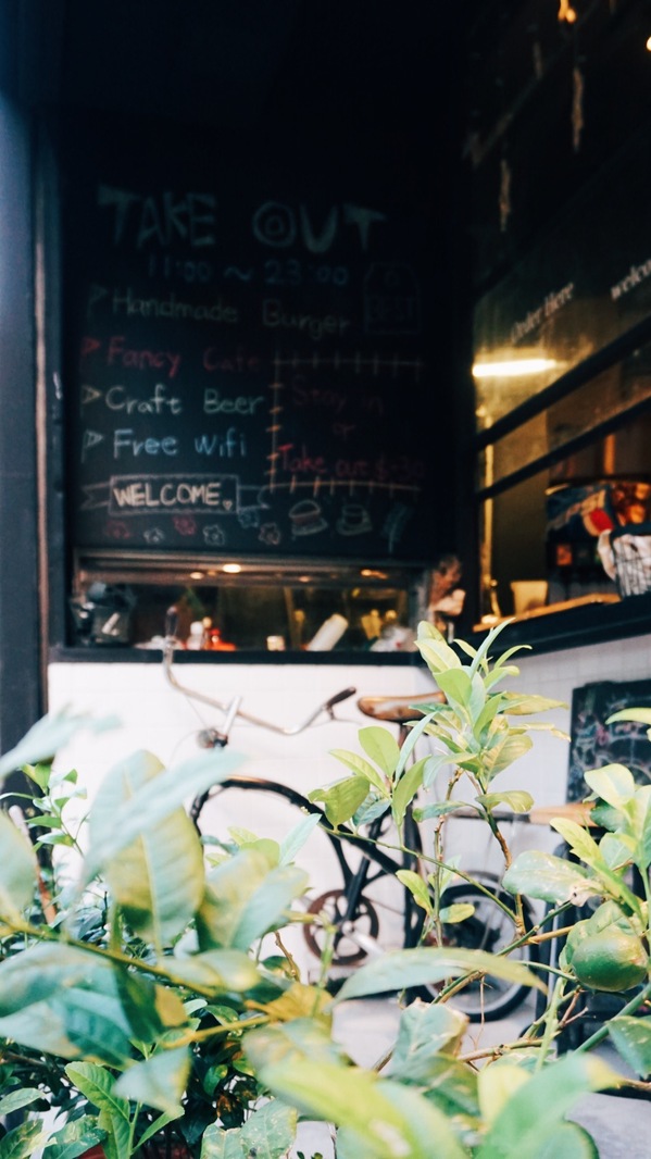 TAKE OUT burger & cafe：Take out Burger&Cafe│百元特製漢堡│CP值破表美式餐廳│捷運六張犁站臨近通化夜市