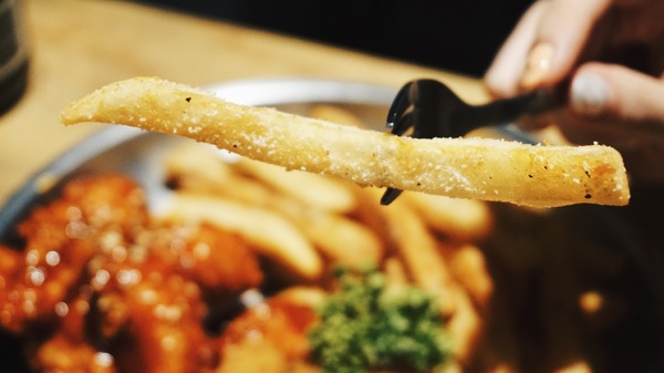 TAKE OUT burger & cafe：Take out Burger&Cafe│百元特製漢堡│CP值破表美式餐廳│捷運六張犁站臨近通化夜市