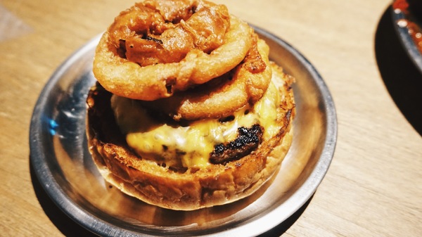 TAKE OUT burger & cafe：Take out Burger&Cafe│百元特製漢堡│CP值破表美式餐廳│捷運六張犁站臨近通化夜市