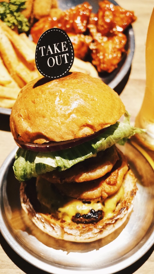 TAKE OUT burger & cafe：Take out Burger&Cafe│百元特製漢堡│CP值破表美式餐廳│捷運六張犁站臨近通化夜市