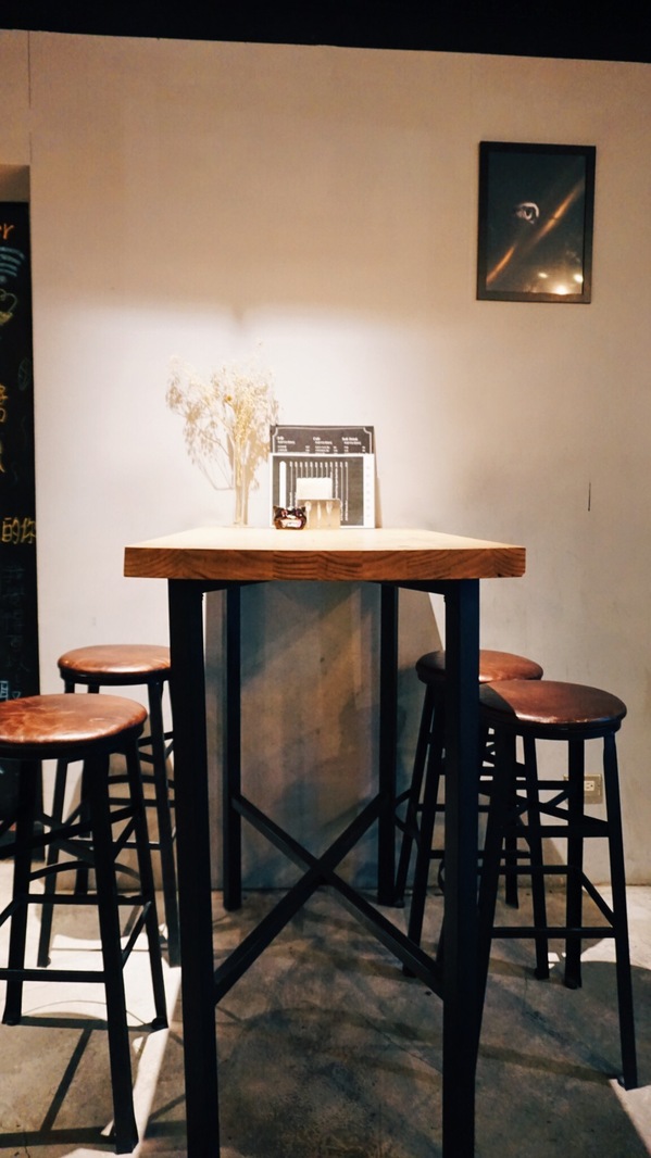 TAKE OUT burger & cafe：Take out Burger&Cafe│百元特製漢堡│CP值破表美式餐廳│捷運六張犁站臨近通化夜市