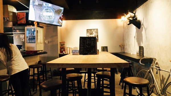 TAKE OUT burger & cafe：Take out Burger&Cafe│百元特製漢堡│CP值破表美式餐廳│捷運六張犁站臨近通化夜市