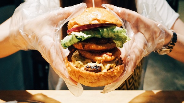 TAKE OUT burger & cafe：Take out Burger&Cafe│百元特製漢堡│CP值破表美式餐廳│捷運六張犁站臨近通化夜市