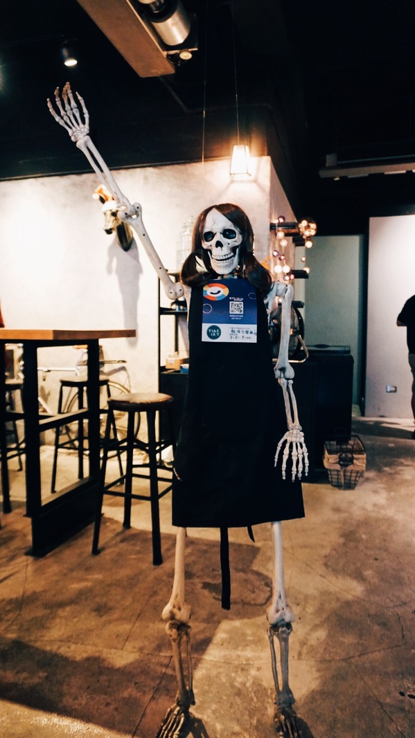 TAKE OUT burger & cafe：Take out Burger&Cafe│百元特製漢堡│CP值破表美式餐廳│捷運六張犁站臨近通化夜市