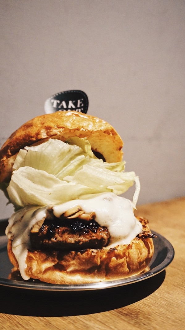 TAKE OUT burger & cafe：Take out Burger&Cafe│百元特製漢堡│CP值破表美式餐廳│捷運六張犁站臨近通化夜市