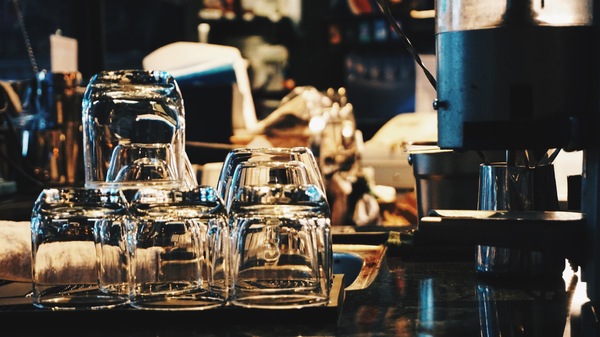 TAKE OUT burger & cafe：Take out Burger&Cafe│百元特製漢堡│CP值破表美式餐廳│捷運六張犁站臨近通化夜市