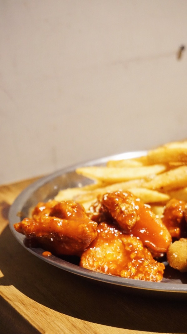 TAKE OUT burger & cafe：Take out Burger&Cafe│百元特製漢堡│CP值破表美式餐廳│捷運六張犁站臨近通化夜市