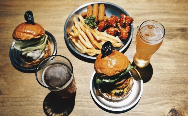 TAKE OUT burger & cafe：Take out Burger&Cafe│百元特製漢堡│CP值破表美式餐廳│捷運六張犁站臨近通化夜市