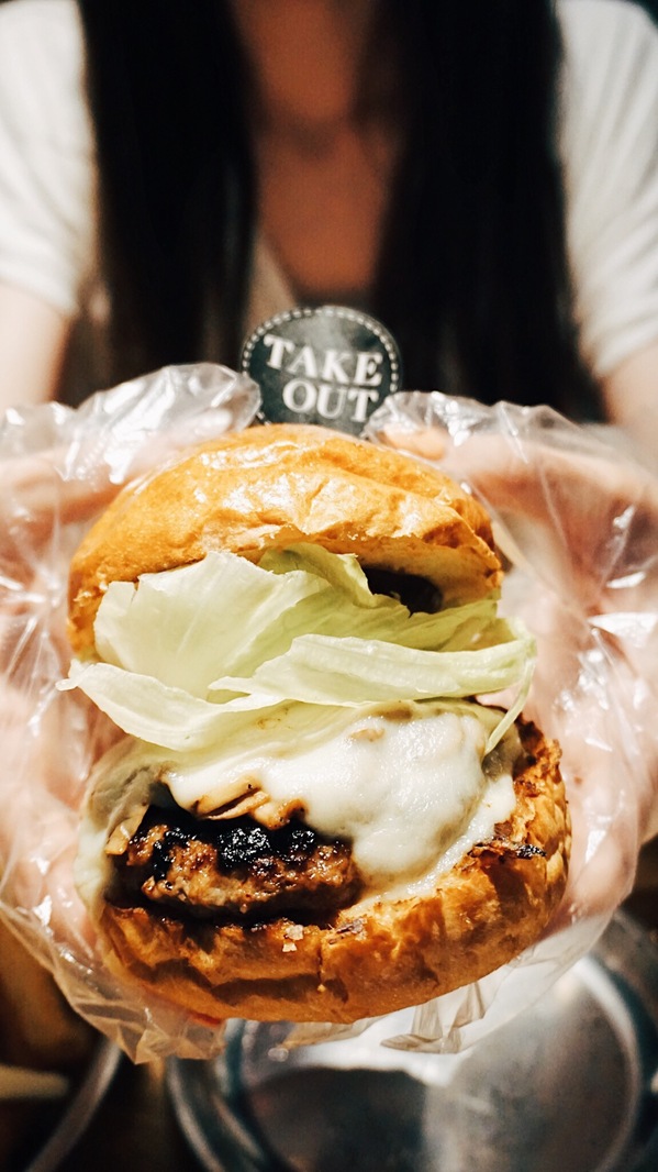 TAKE OUT burger & cafe：Take out Burger&Cafe│百元特製漢堡│CP值破表美式餐廳│捷運六張犁站臨近通化夜市