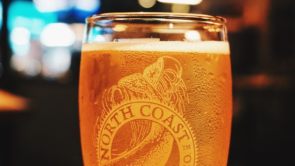 TAKE OUT burger & cafe：Take out Burger&Cafe│百元特製漢堡│CP值破表美式餐廳│捷運六張犁站臨近通化夜市