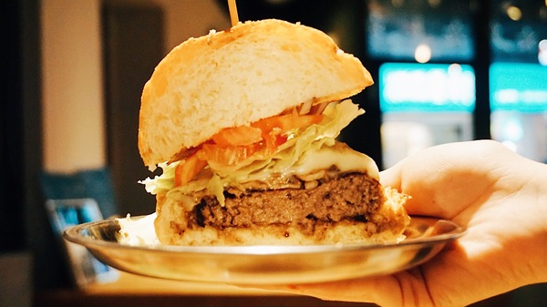 TAKE OUT burger & cafe：Take out Burger&Cafe│百元特製漢堡│CP值破表美式餐廳│捷運六張犁站臨近通化夜市