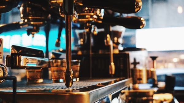 TAKE OUT burger & cafe：Take out Burger&Cafe│百元特製漢堡│CP值破表美式餐廳│捷運六張犁站臨近通化夜市