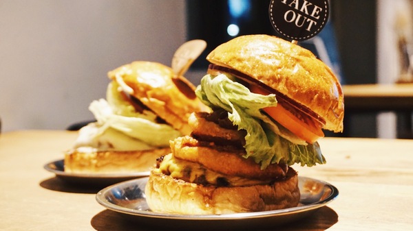 TAKE OUT burger & cafe：Take out Burger&Cafe│百元特製漢堡│CP值破表美式餐廳│捷運六張犁站臨近通化夜市