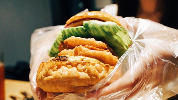 TAKE OUT burger & cafe：Take out Burger&Cafe│百元特製漢堡│CP值破表美式餐廳│捷運六張犁站臨近通化夜市