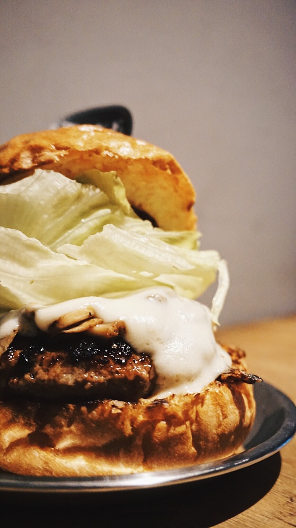 TAKE OUT burger & cafe：Take out Burger&Cafe│百元特製漢堡│CP值破表美式餐廳│捷運六張犁站臨近通化夜市