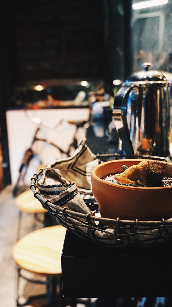 TAKE OUT burger & cafe：Take out Burger&Cafe│百元特製漢堡│CP值破表美式餐廳│捷運六張犁站臨近通化夜市