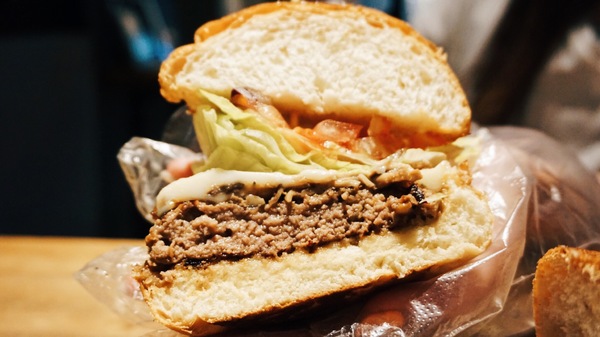 TAKE OUT burger & cafe：Take out Burger&Cafe│百元特製漢堡│CP值破表美式餐廳│捷運六張犁站臨近通化夜市