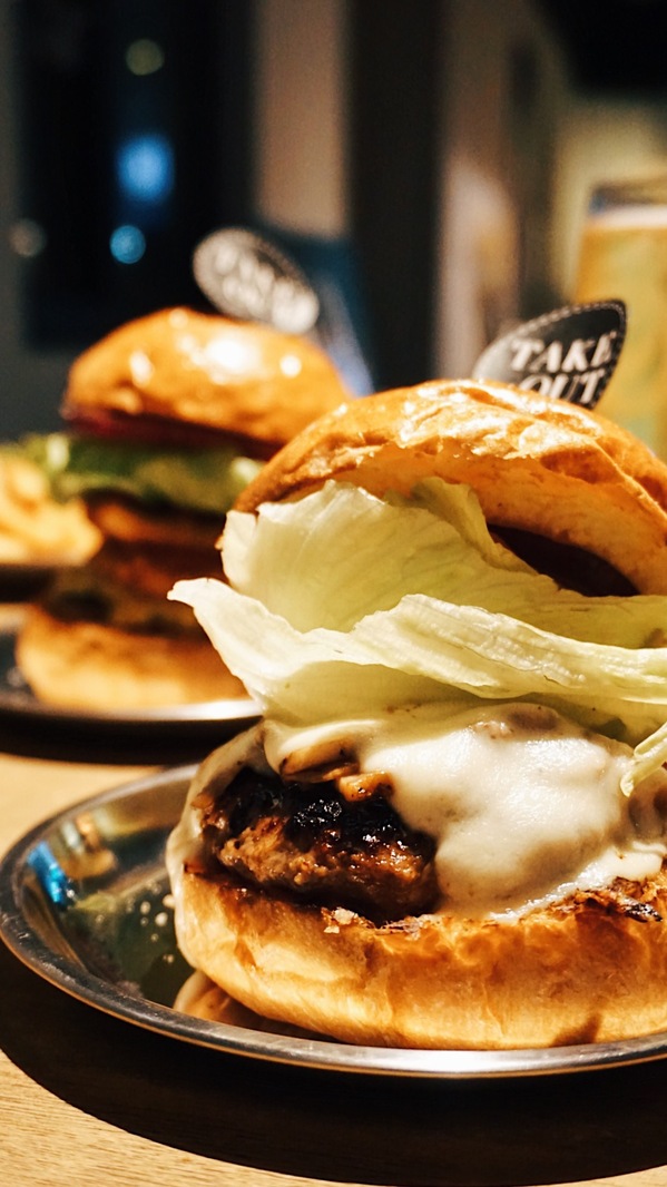 TAKE OUT burger & cafe：Take out Burger&Cafe│百元特製漢堡│CP值破表美式餐廳│捷運六張犁站臨近通化夜市