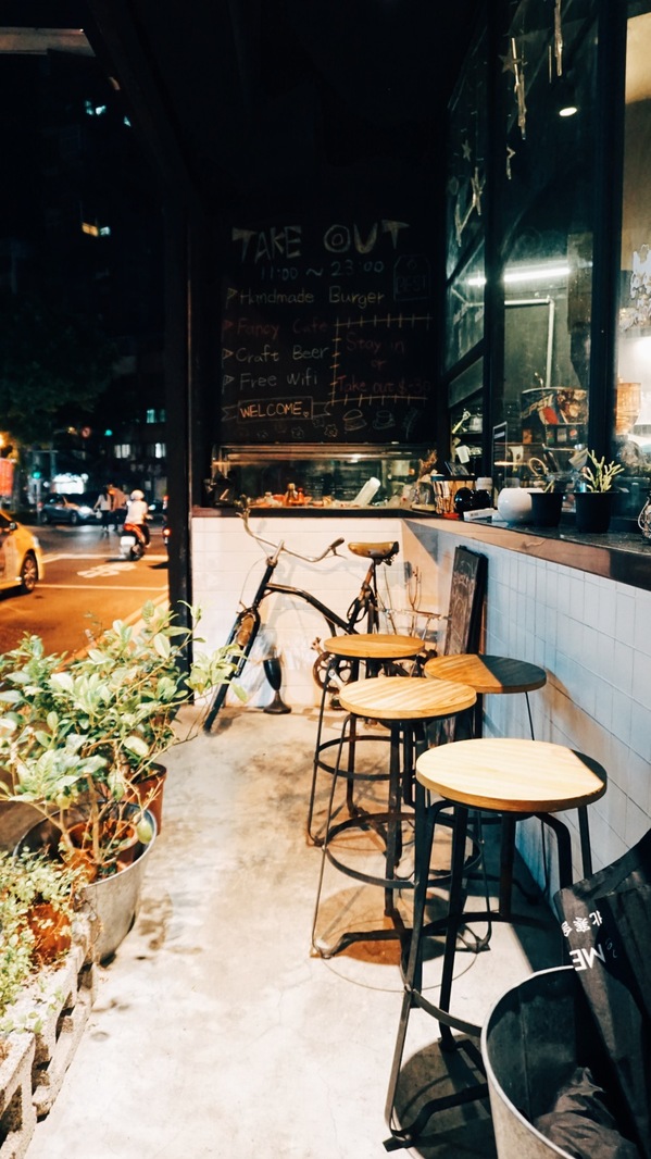 TAKE OUT burger & cafe：Take out Burger&Cafe│百元特製漢堡│CP值破表美式餐廳│捷運六張犁站臨近通化夜市