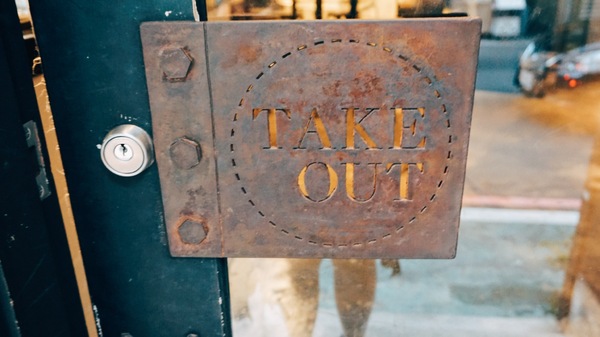 TAKE OUT burger & cafe：Take out Burger&Cafe│百元特製漢堡│CP值破表美式餐廳│捷運六張犁站臨近通化夜市