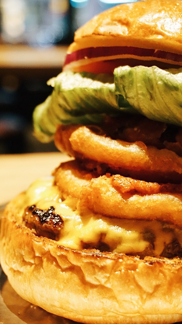 TAKE OUT burger & cafe：Take out Burger&Cafe│百元特製漢堡│CP值破表美式餐廳│捷運六張犁站臨近通化夜市