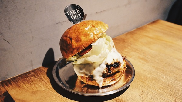 TAKE OUT burger & cafe：Take out Burger&Cafe│百元特製漢堡│CP值破表美式餐廳│捷運六張犁站臨近通化夜市