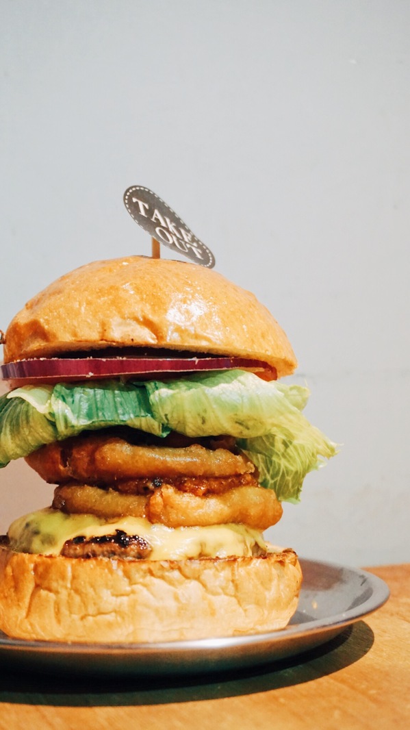 TAKE OUT burger & cafe：Take out Burger&Cafe│百元特製漢堡│CP值破表美式餐廳│捷運六張犁站臨近通化夜市