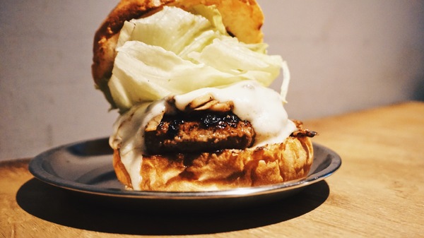 TAKE OUT burger & cafe：Take out Burger&Cafe│百元特製漢堡│CP值破表美式餐廳│捷運六張犁站臨近通化夜市