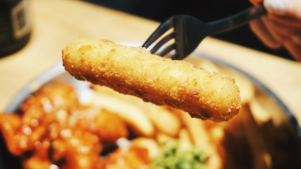 TAKE OUT burger & cafe：Take out Burger&Cafe│百元特製漢堡│CP值破表美式餐廳│捷運六張犁站臨近通化夜市