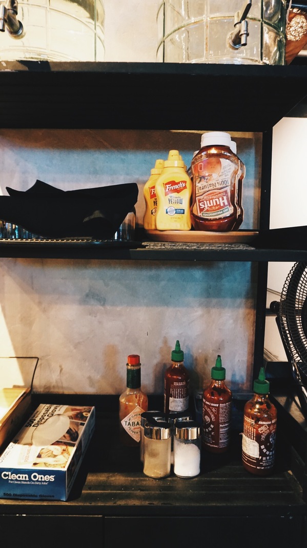 TAKE OUT burger & cafe：Take out Burger&Cafe│百元特製漢堡│CP值破表美式餐廳│捷運六張犁站臨近通化夜市