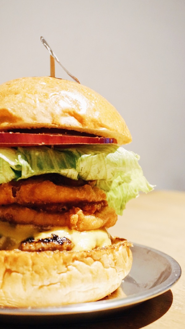 TAKE OUT burger & cafe：Take out Burger&Cafe│百元特製漢堡│CP值破表美式餐廳│捷運六張犁站臨近通化夜市